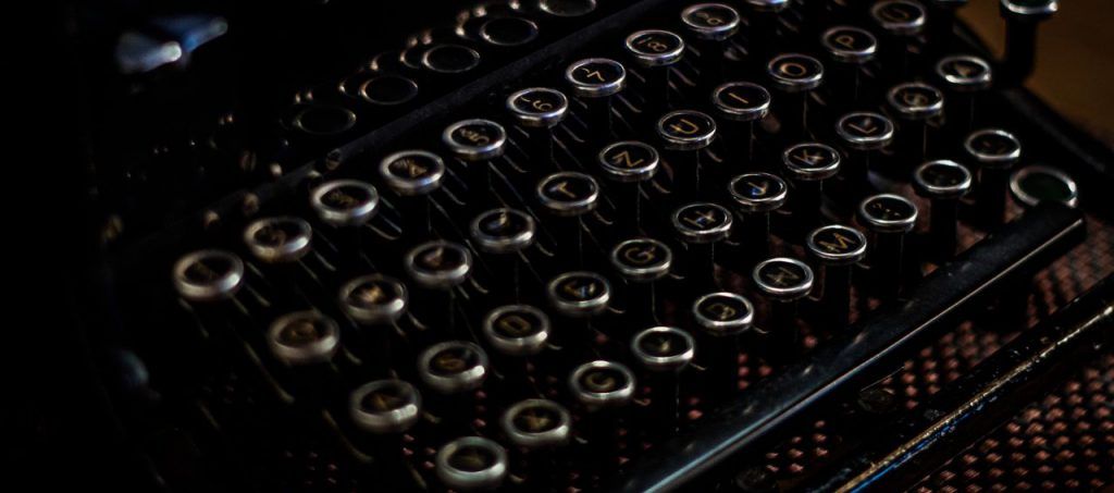 máquina de escribir antigua de color negro